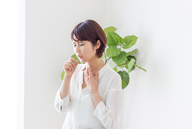咳をする女性