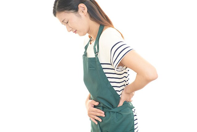 下腹部に手をあてる女性